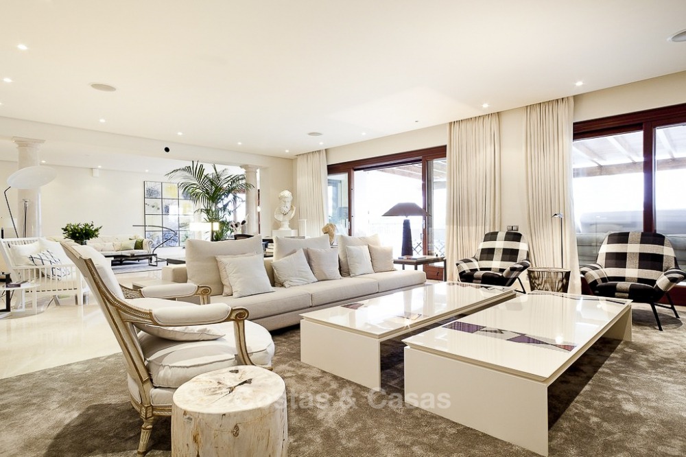Exclusief eerstelijns strand penthouse appartement te koop met zeezicht en contemporain interieur in Los Monteros, Marbella 10655