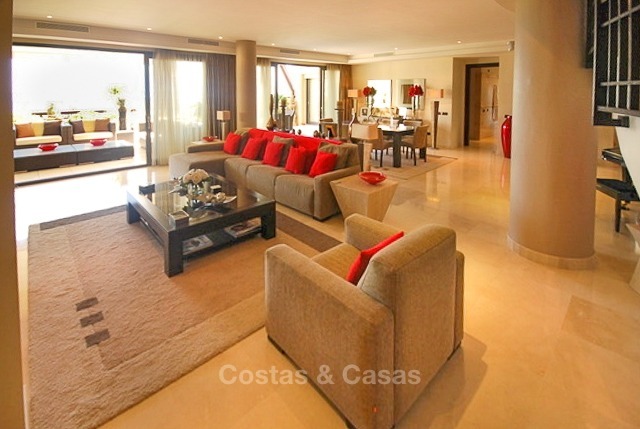 Exclusief eerstelijns strand penthouse appartement te koop met zeezicht in Puerto Banus, Marbella 10680 