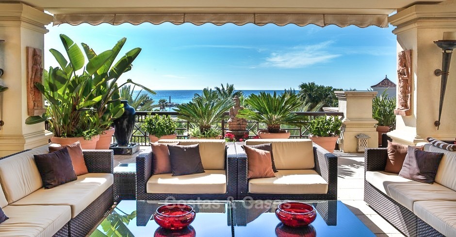 Exclusief eerstelijns strand penthouse appartement te koop met zeezicht in Puerto Banus, Marbella 10668