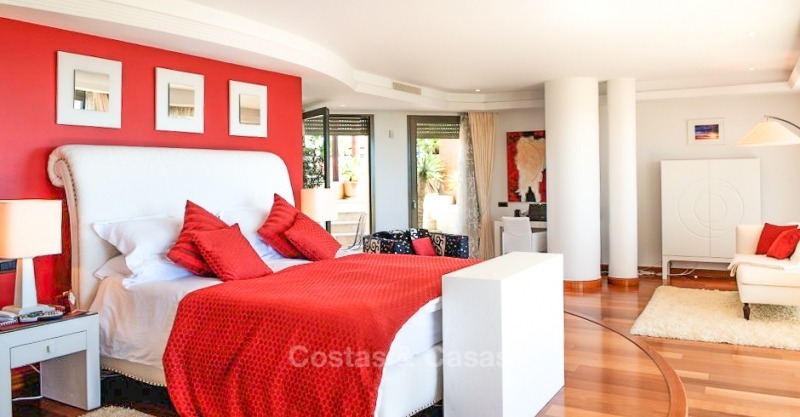 Exclusief eerstelijns strand penthouse appartement te koop met zeezicht in Puerto Banus, Marbella 10674 