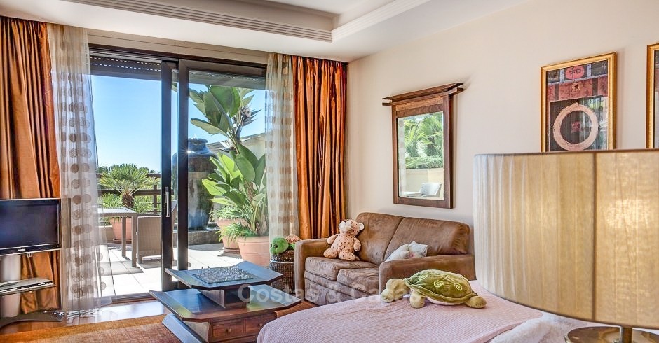 Exclusief eerstelijns strand penthouse appartement te koop met zeezicht in Puerto Banus, Marbella 10675