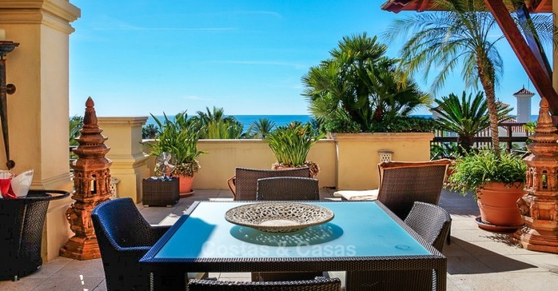 Exclusief eerstelijns strand penthouse appartement te koop met zeezicht in Puerto Banus, Marbella 10676 