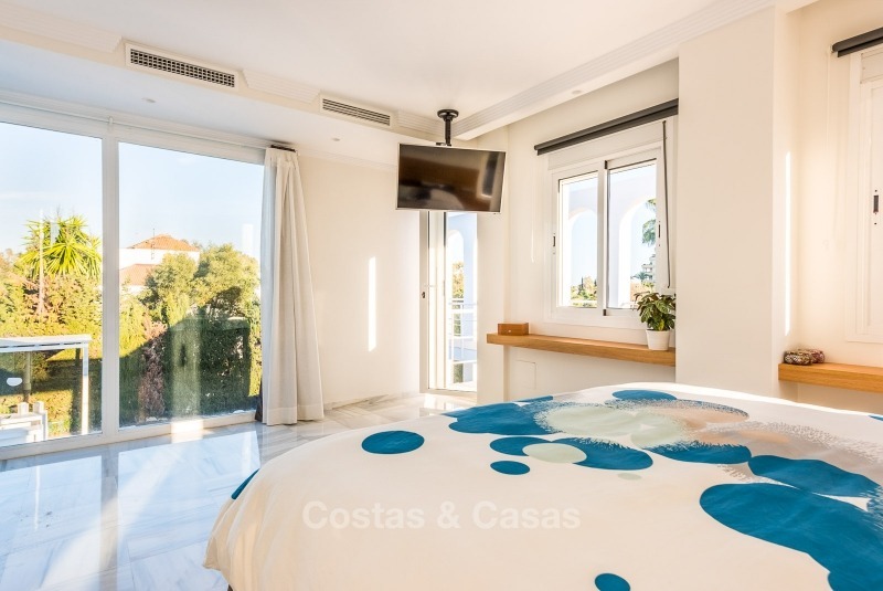 Volledig gerenoveerde, ruime luxe villa te koop in het hart van Nueva Andalucia's golf vallei, Marbella 10755 