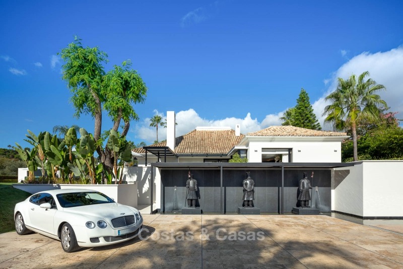 Paleiselijke eerstelijns golf villa te koop in Las Brisas Golf, Nueva Andalucia, Marbella 10879 