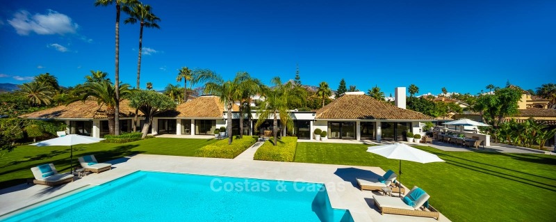 Paleiselijke eerstelijns golf villa te koop in Las Brisas Golf, Nueva Andalucia, Marbella 10884 