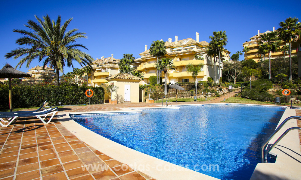 Luxe appartementen en penthouses te koop met prachtig golf- en zeezicht in Elviria, Marbella 11047