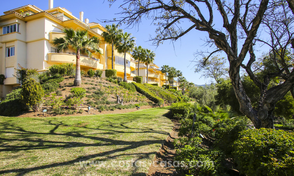 Luxe appartementen en penthouses te koop met prachtig golf- en zeezicht in Elviria, Marbella 11043