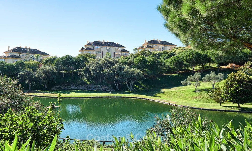 Luxe appartementen en penthouses te koop met prachtig golf- en zeezicht in Elviria, Marbella 11037