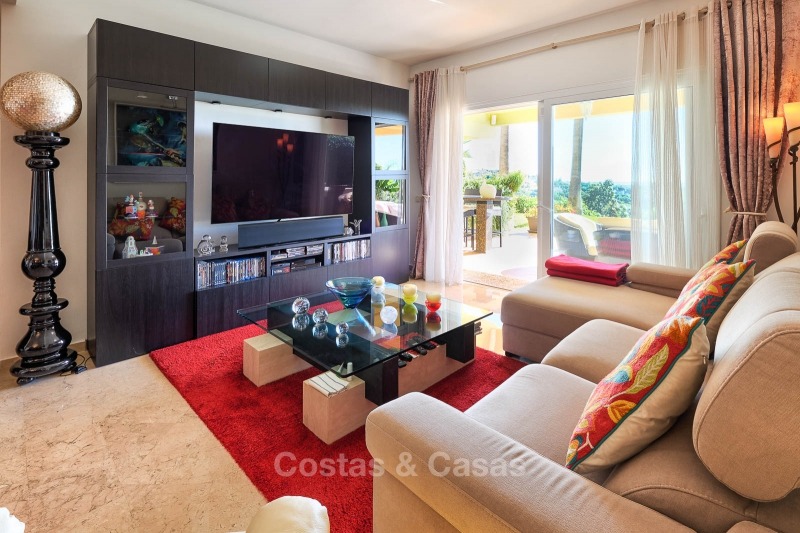 Luxe appartementen en penthouses te koop met prachtig golf- en zeezicht in Elviria, Marbella 11059 