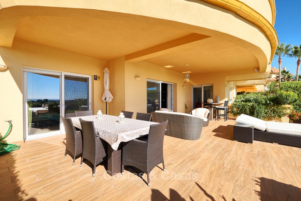 Luxe appartementen en penthouses te koop met prachtig golf- en zeezicht in Elviria, Marbella 11056