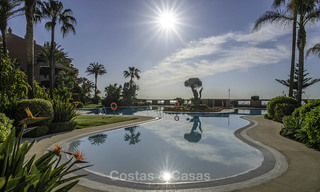 Luxe eerstelijns strandappartement te koop in een exclusief residentieel complex, Puerto Banus, Marbella 11547 