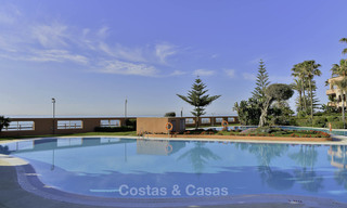 Luxe eerstelijns strandappartement te koop in een exclusief residentieel complex, Puerto Banus, Marbella 11548 