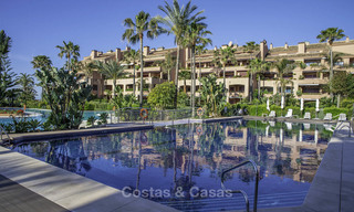 Luxe eerstelijns strandappartement te koop in een exclusief residentieel complex, Puerto Banus, Marbella 11552 