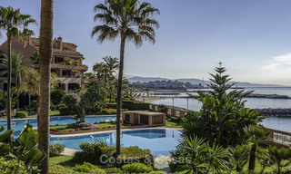 Luxe eerstelijns strandappartement te koop in een exclusief residentieel complex, Puerto Banus, Marbella 11554 