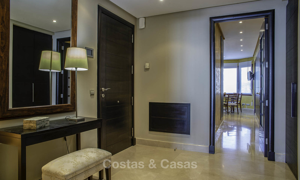 Luxe eerstelijns strandappartement te koop in een exclusief residentieel complex, Puerto Banus, Marbella 11559