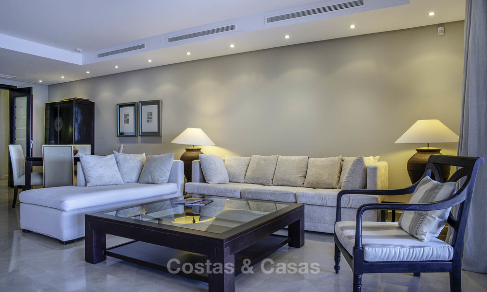 Luxe eerstelijns strandappartement te koop in een exclusief residentieel complex, Puerto Banus, Marbella 11561
