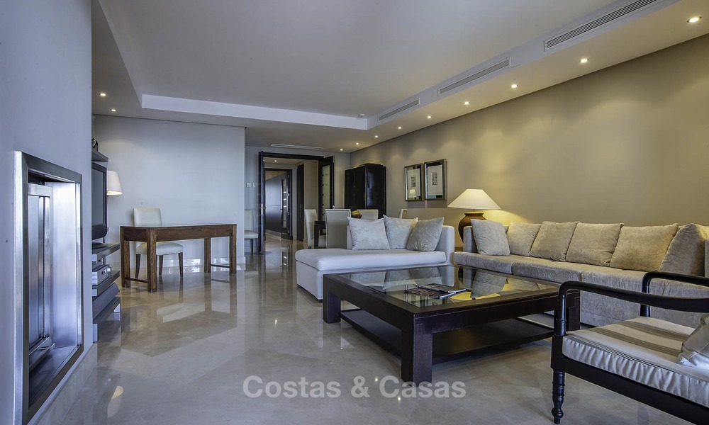 Luxe eerstelijns strandappartement te koop in een exclusief residentieel complex, Puerto Banus, Marbella 11563