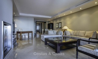 Luxe eerstelijns strandappartement te koop in een exclusief residentieel complex, Puerto Banus, Marbella 11563 