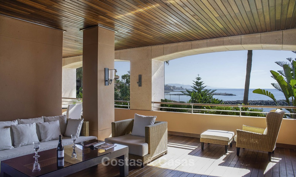Luxe eerstelijns strandappartement te koop in een exclusief residentieel complex, Puerto Banus, Marbella 11565