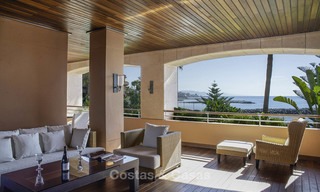 Luxe eerstelijns strandappartement te koop in een exclusief residentieel complex, Puerto Banus, Marbella 11565 