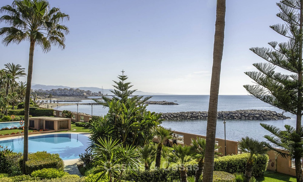 Luxe eerstelijns strandappartement te koop in een exclusief residentieel complex, Puerto Banus, Marbella 11568