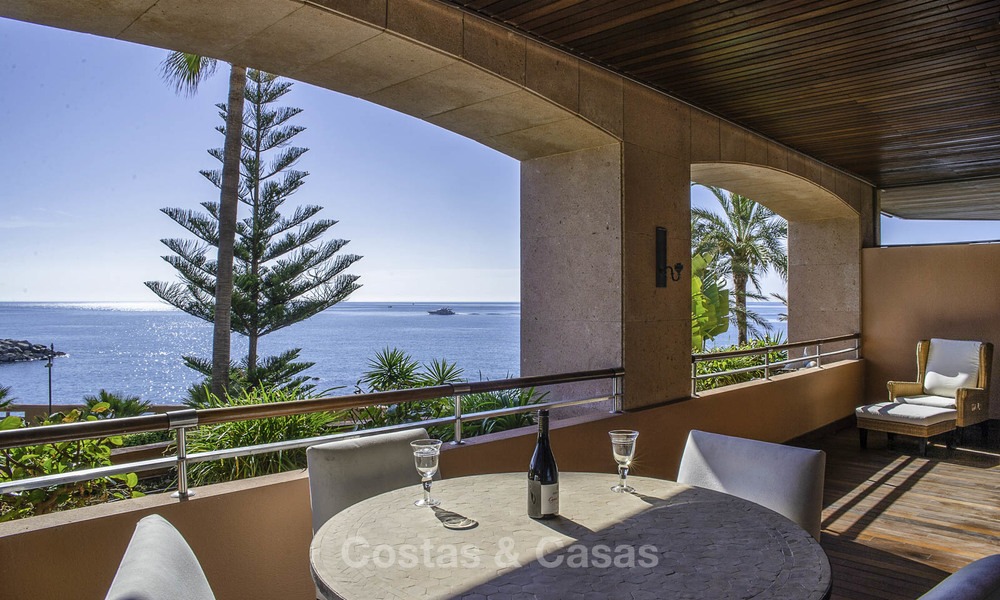 Luxe eerstelijns strandappartement te koop in een exclusief residentieel complex, Puerto Banus, Marbella 11569