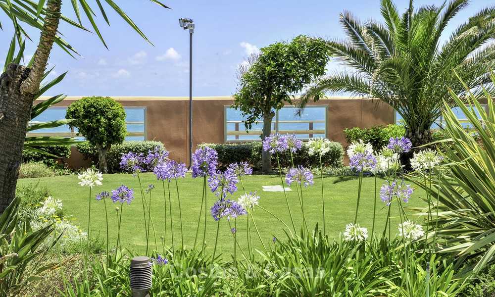Luxe eerstelijns strandappartement te koop in een exclusief residentieel complex, Puerto Banus, Marbella 11588