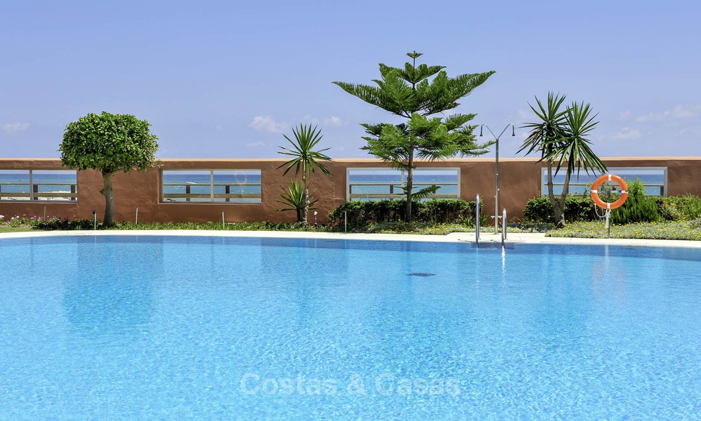 Luxe eerstelijns strandappartement te koop in een exclusief residentieel complex, Puerto Banus, Marbella 11592