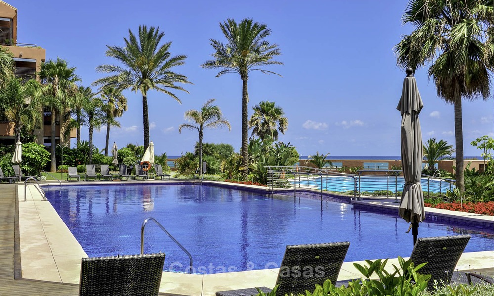 Luxe eerstelijns strandappartement te koop in een exclusief residentieel complex, Puerto Banus, Marbella 11597