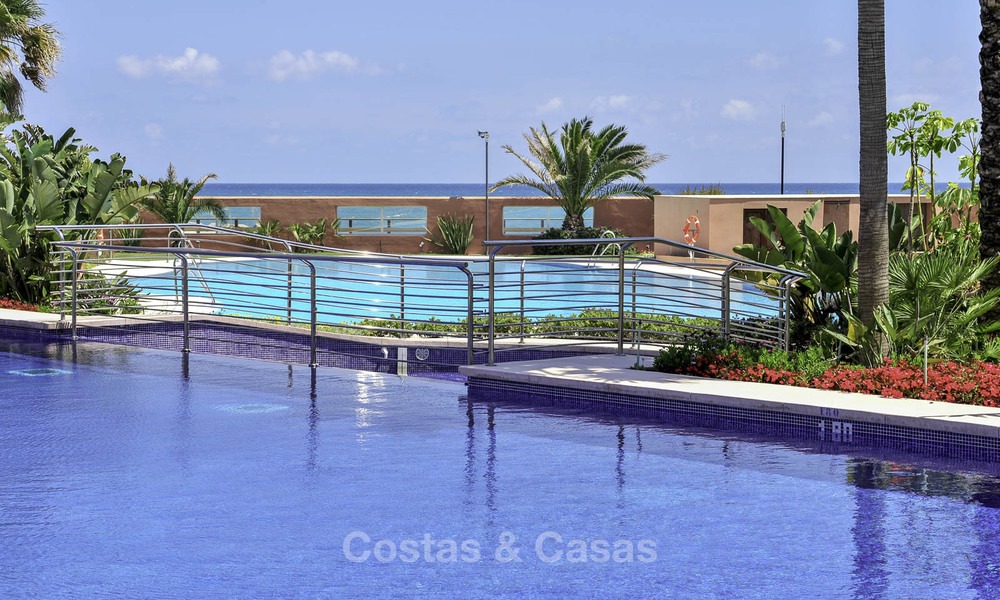 Luxe eerstelijns strandappartement te koop in een exclusief residentieel complex, Puerto Banus, Marbella 11598