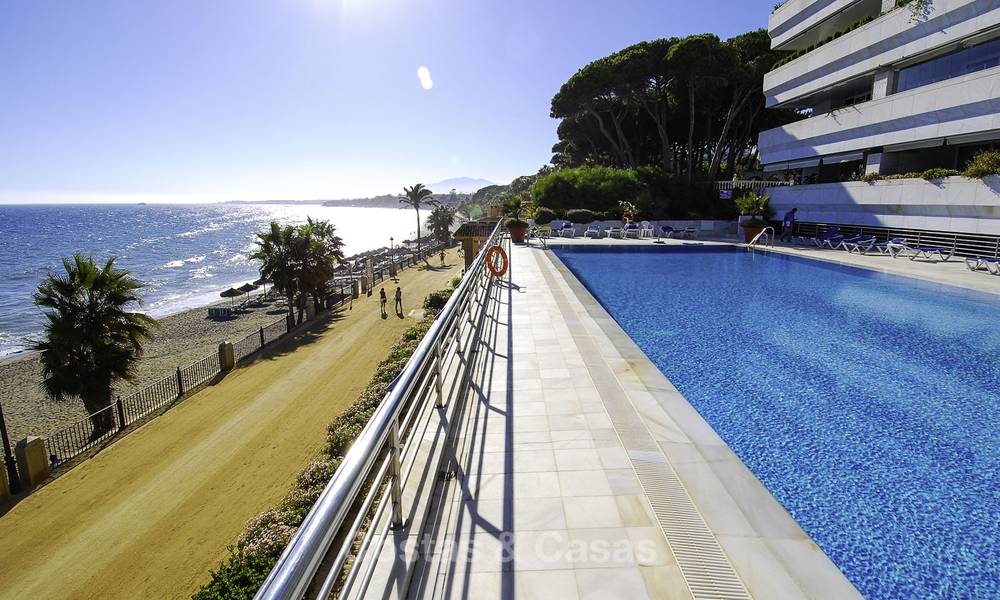 Eerstelijnstrand luxe appartement met zeezicht te koop in een exclusief complex op de prestigieuze Golden Mile in Marbella 11543