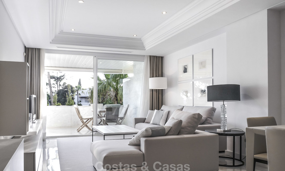 Eerstelijnstrand luxe appartement met zeezicht te koop in een exclusief complex op de prestigieuze Golden Mile in Marbella 11530
