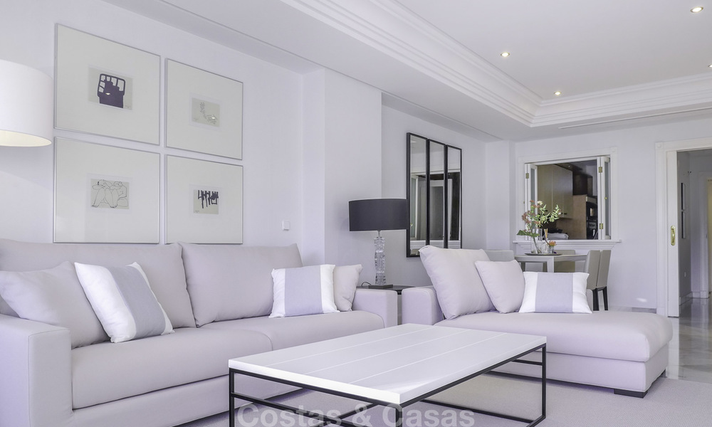 Eerstelijnstrand luxe appartement met zeezicht te koop in een exclusief complex op de prestigieuze Golden Mile in Marbella 11531