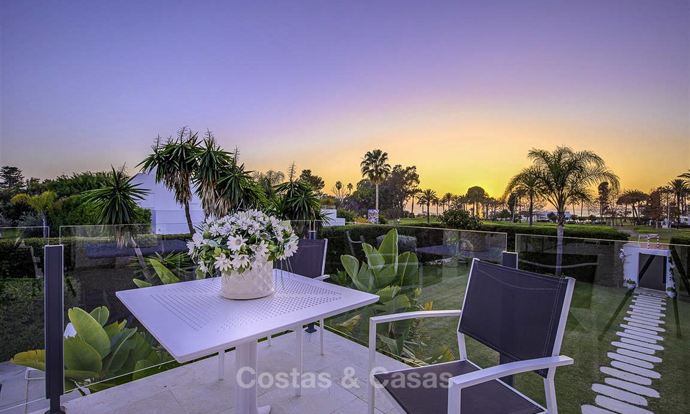 Stijlvolle en luxueuze moderne hedendaagse strandvilla te koop tussen Estepona en Marbella 11655