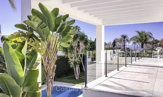 Stijlvolle en luxueuze moderne hedendaagse strandvilla te koop tussen Estepona en Marbella 11666 