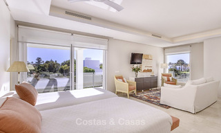 Stijlvolle en luxueuze moderne hedendaagse strandvilla te koop tussen Estepona en Marbella 11675 