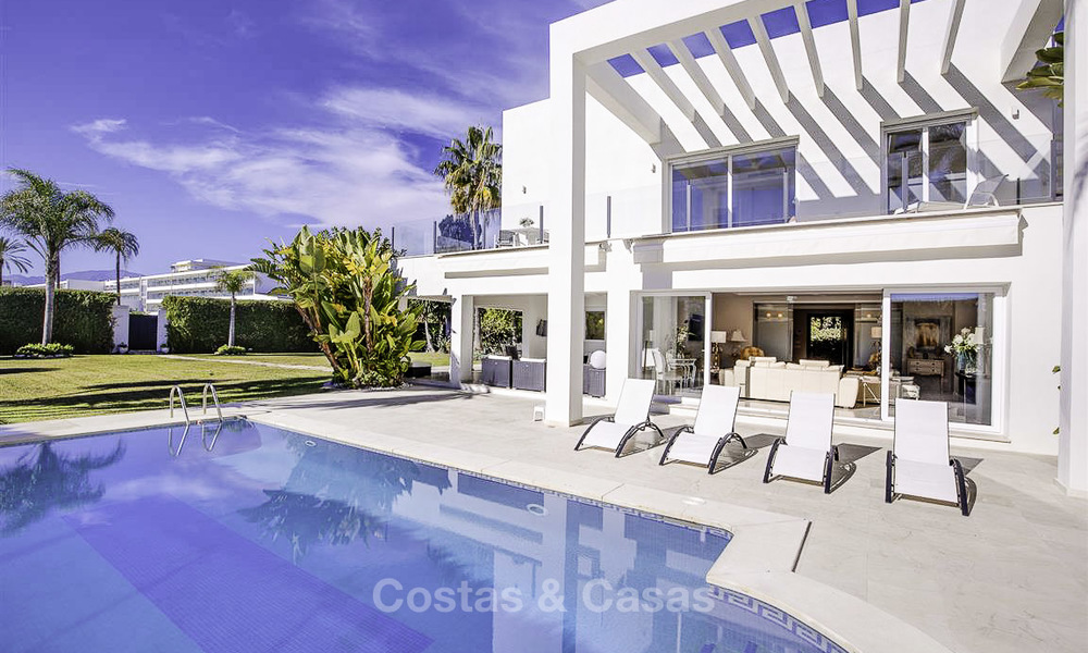 Stijlvolle en luxueuze moderne hedendaagse strandvilla te koop tussen Estepona en Marbella 11680