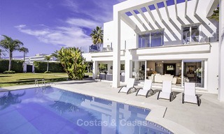 Stijlvolle en luxueuze moderne hedendaagse strandvilla te koop tussen Estepona en Marbella 11680 