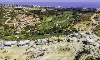 Exclusieve hedendaagse golfvilla's met panoramisch golf- en zeezicht te koop in Oost-Marbella. Nu instapklaar. 15960 