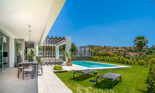 Exclusieve hedendaagse golfvilla's met panoramisch golf- en zeezicht te koop in Oost-Marbella. Nu instapklaar. 26708 
