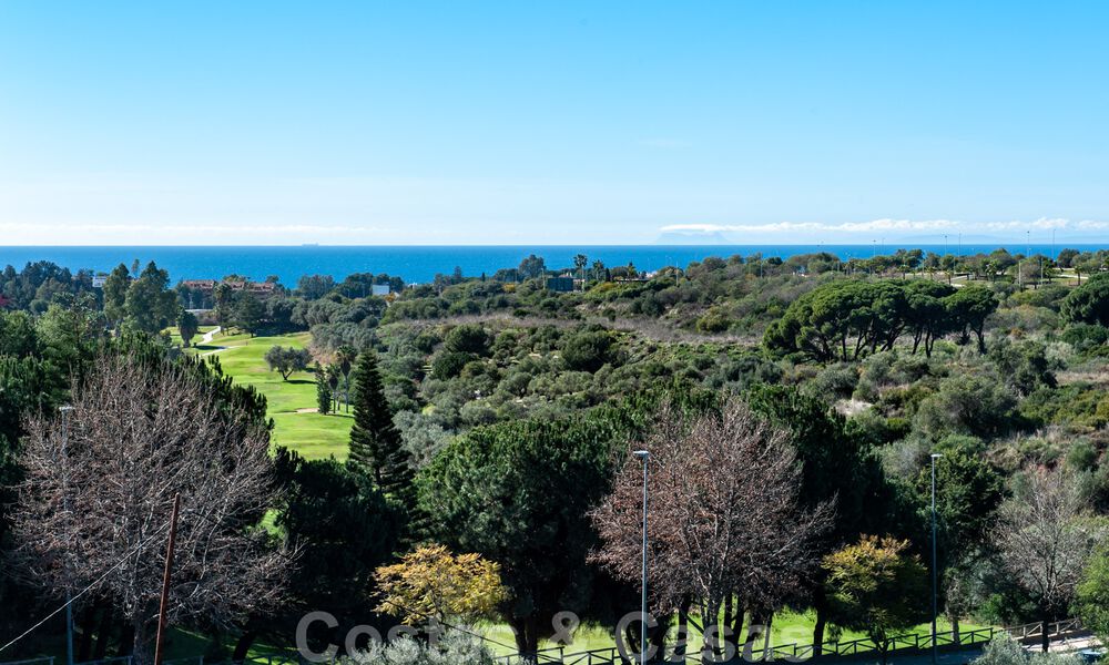 Exclusieve hedendaagse golfvilla's met panoramisch golf- en zeezicht te koop in Oost-Marbella. Nu instapklaar. 39137