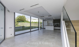 Oogstrelende moderne designer villa met zeezicht te koop, eerstelijn golf en instapklaar, Oost- Marbella 11825 