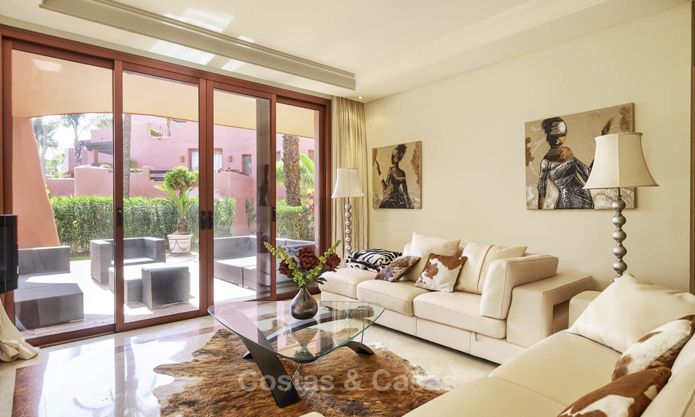 Ruim, aantrekkelijk appartement te koop in een exclusief strandcomplex, tussen Marbella en Estepona 11759