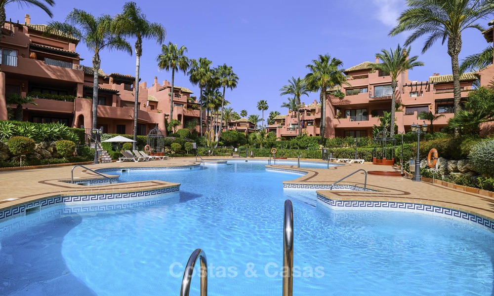 Ruim, aantrekkelijk appartement te koop in een exclusief strandcomplex, tussen Marbella en Estepona 11785