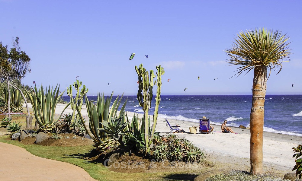 Ruim, aantrekkelijk appartement te koop in een exclusief strandcomplex, tussen Marbella en Estepona 12325