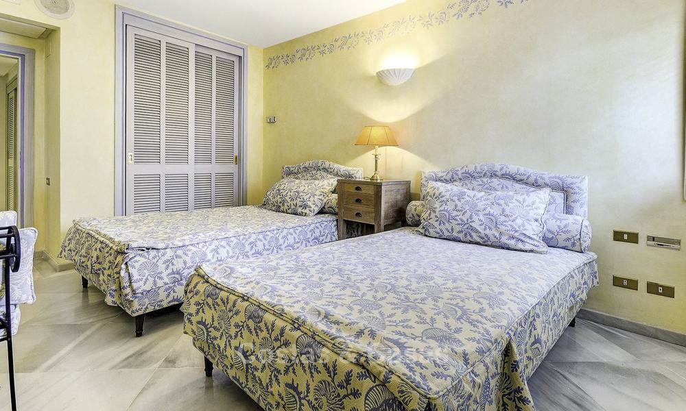Luxe tweedelijns strandappartement te koop in een exclusief complex in het centrum van Marbella 11860