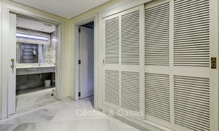 Luxe tweedelijns strandappartement te koop in een exclusief complex in het centrum van Marbella 11861 