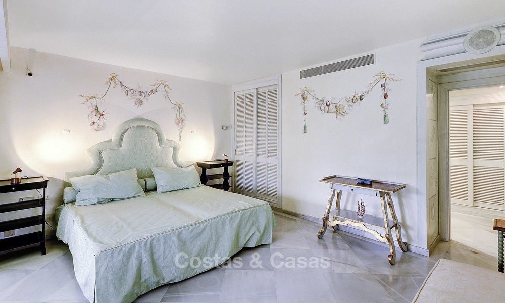 Luxe tweedelijns strandappartement te koop in een exclusief complex in het centrum van Marbella 11862