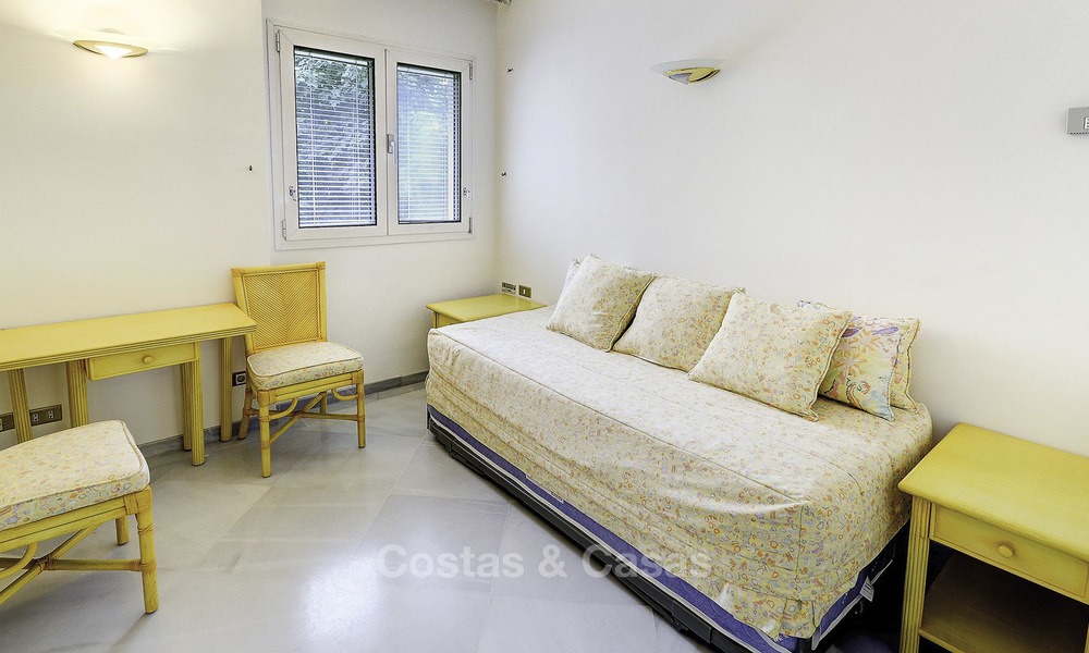 Luxe tweedelijns strandappartement te koop in een exclusief complex in het centrum van Marbella 11863