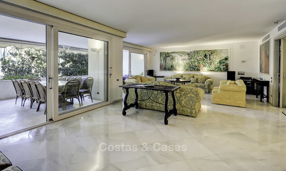 Luxe tweedelijns strandappartement te koop in een exclusief complex in het centrum van Marbella 11870